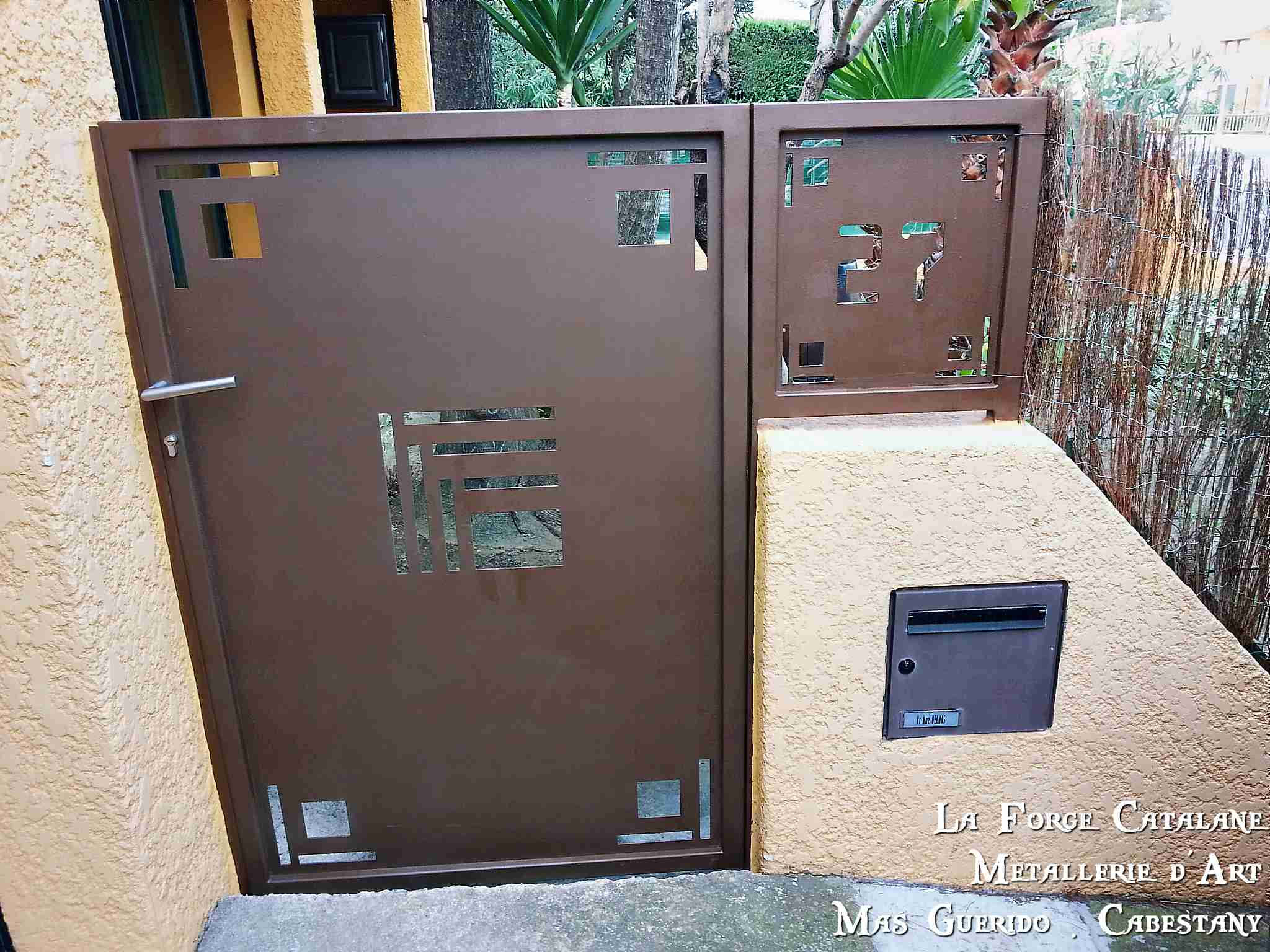 Portail tole decoupe laser motif personnalise moderne thermolaquage rouille  forge catalane.jpg